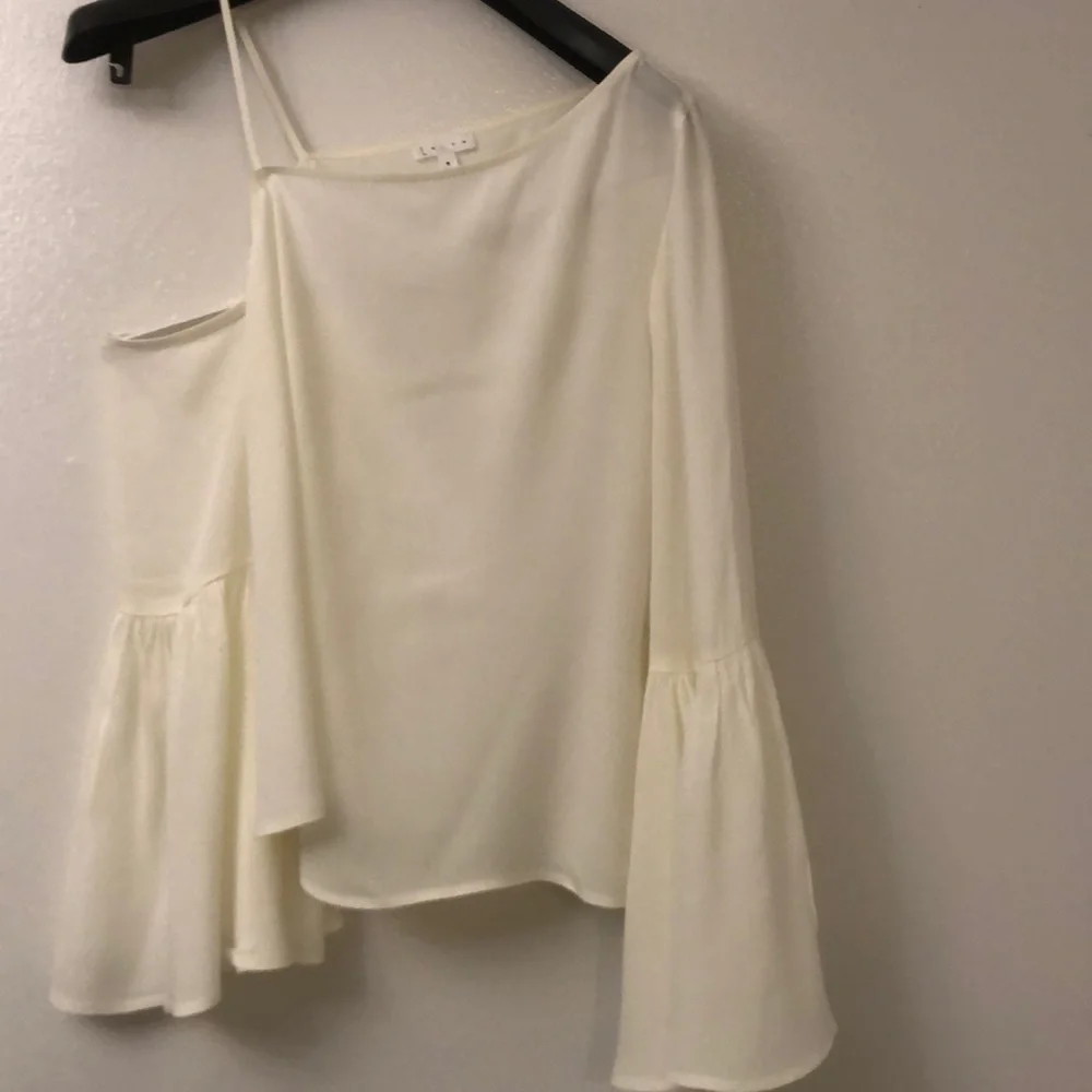 LEITH One-Shoulder Bell Sleeve Top - Picture 2 of 10